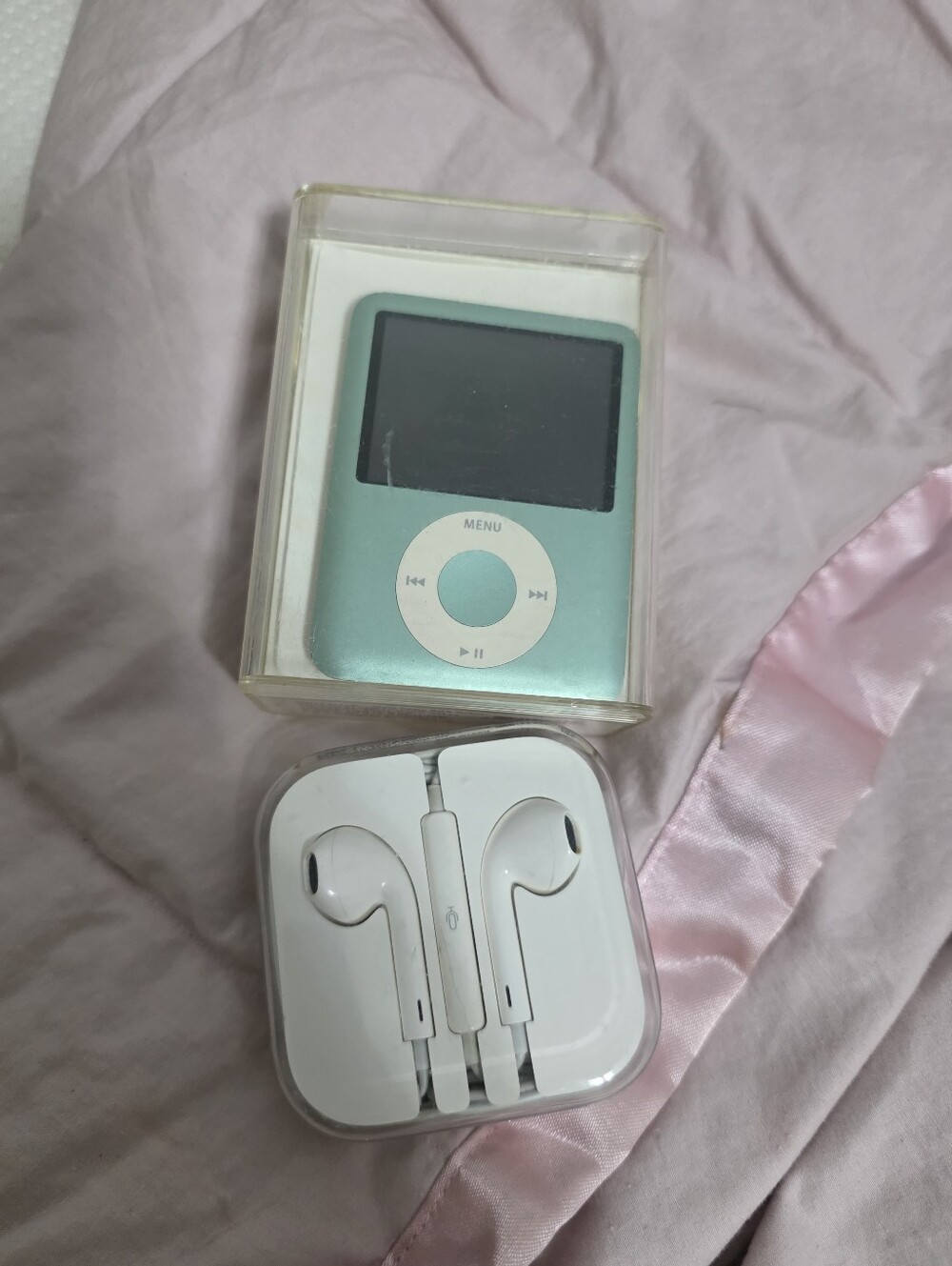 Apple iPod Nano Aqua Green with White Click Wheel Ear Plugs And Cord